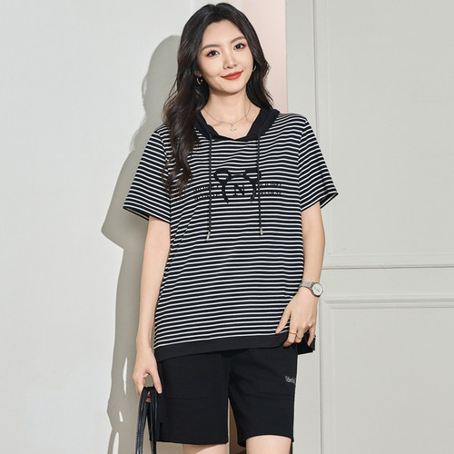 200斤胖mm夏装洋气时尚条纹T恤衫