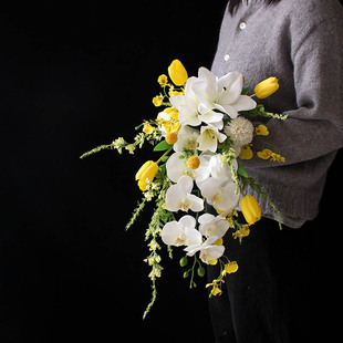 仿真花黄色手感郁金香拍照水滴手捧花新娘摄影影楼瀑布拍照花束