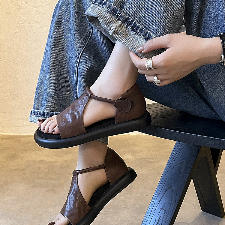 己路 简约设计感纯色真皮露趾凉鞋