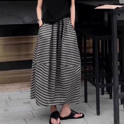今年流行的漂亮盐系穿搭轻熟复古格子花苞半身裙棉麻休闲茧型