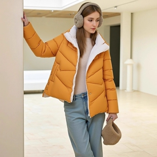 90白鸭绒填充立领短款 系列25冬装 轻薄保暖羽绒服 丽新折扣女装