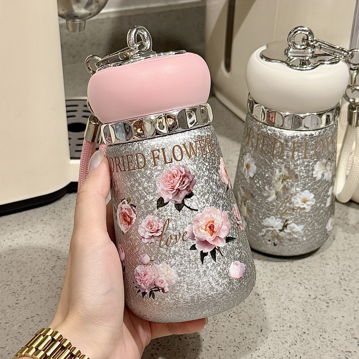 水杯轻奢高级感覆钛保温杯2026新款女士高颜值杯子便携小巧咖啡杯
