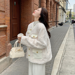 小香风杏色羊羔毛羽绒服女秋冬超火好看高级小众漂亮短款轻薄外套图片