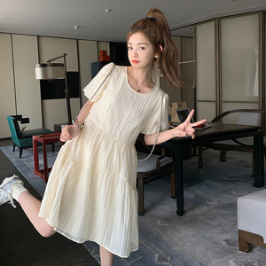 法式温柔风纯色连衣裙女夏季2025新款宽松初恋裙肌理感泡泡袖裙子图片
