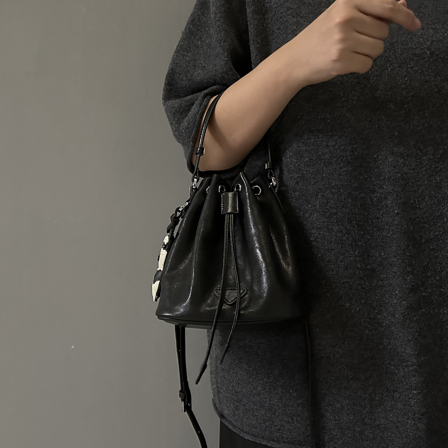 植鞣头层牛皮迷你水桶包时尚真皮女包多功能轻奢抽带手提斜挎包潮