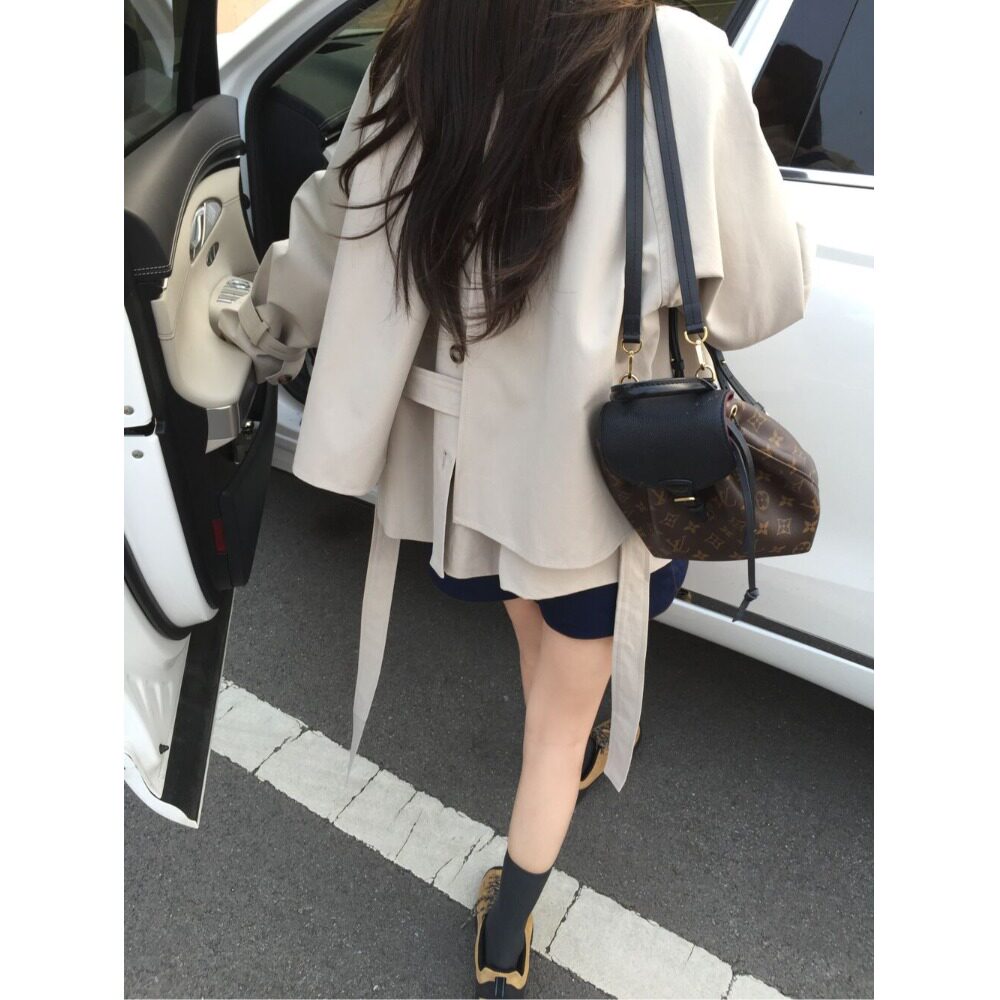 PPSHD｜ 韩国秋季小众设计感不规则后排扣短款风衣外套女