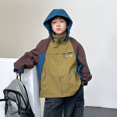 依依妈男童连帽撞色冲风衣外套