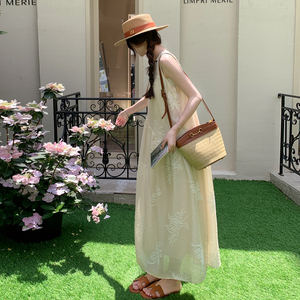 清冷艺术感米色无袖背心连衣裙女夏2025年松弛感独特绝美连身长裙图片