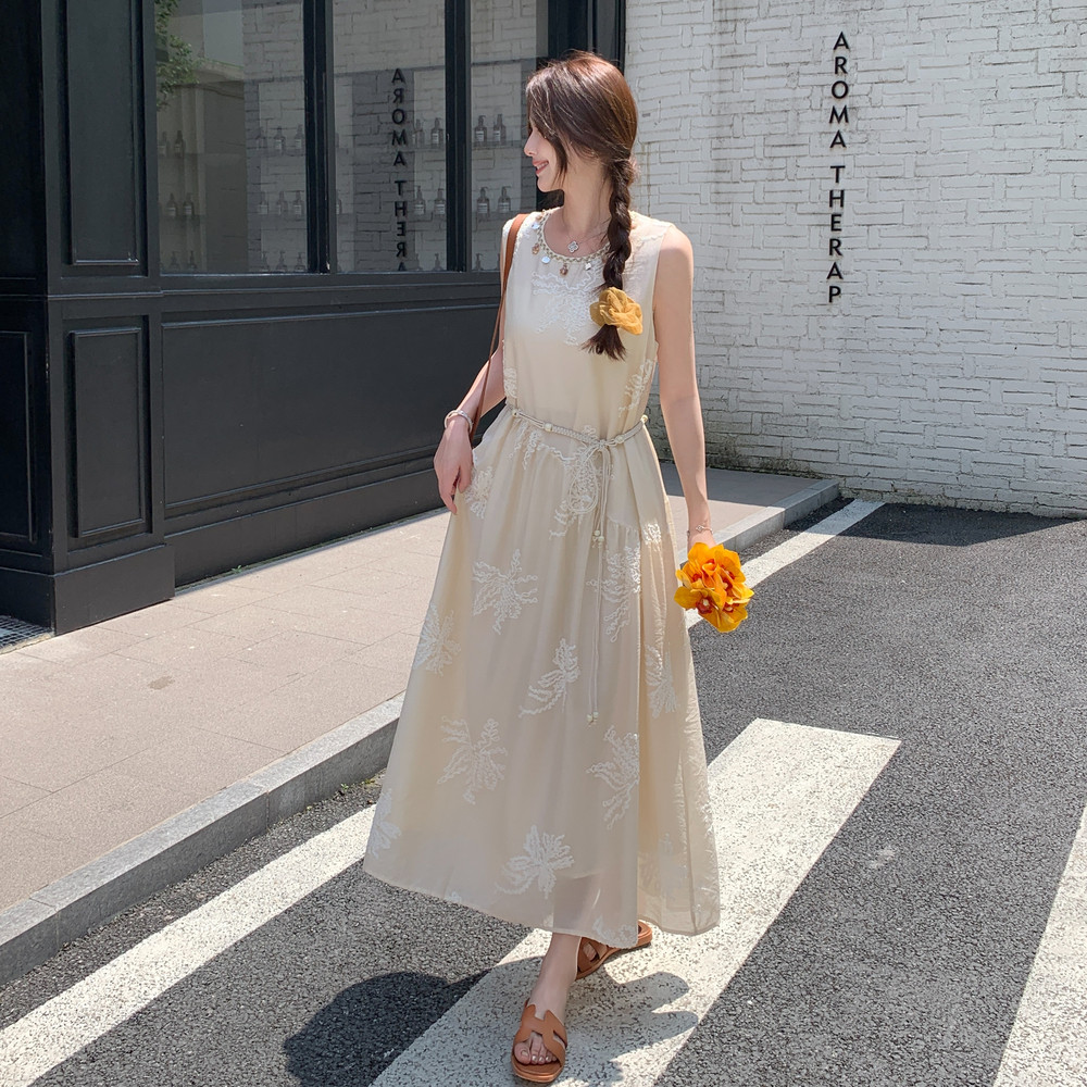 绝美挂脖无袖露肩连衣裙女夏2025新款超好看刺绣海边度假吊带裙子,女装连衣裙,2C311