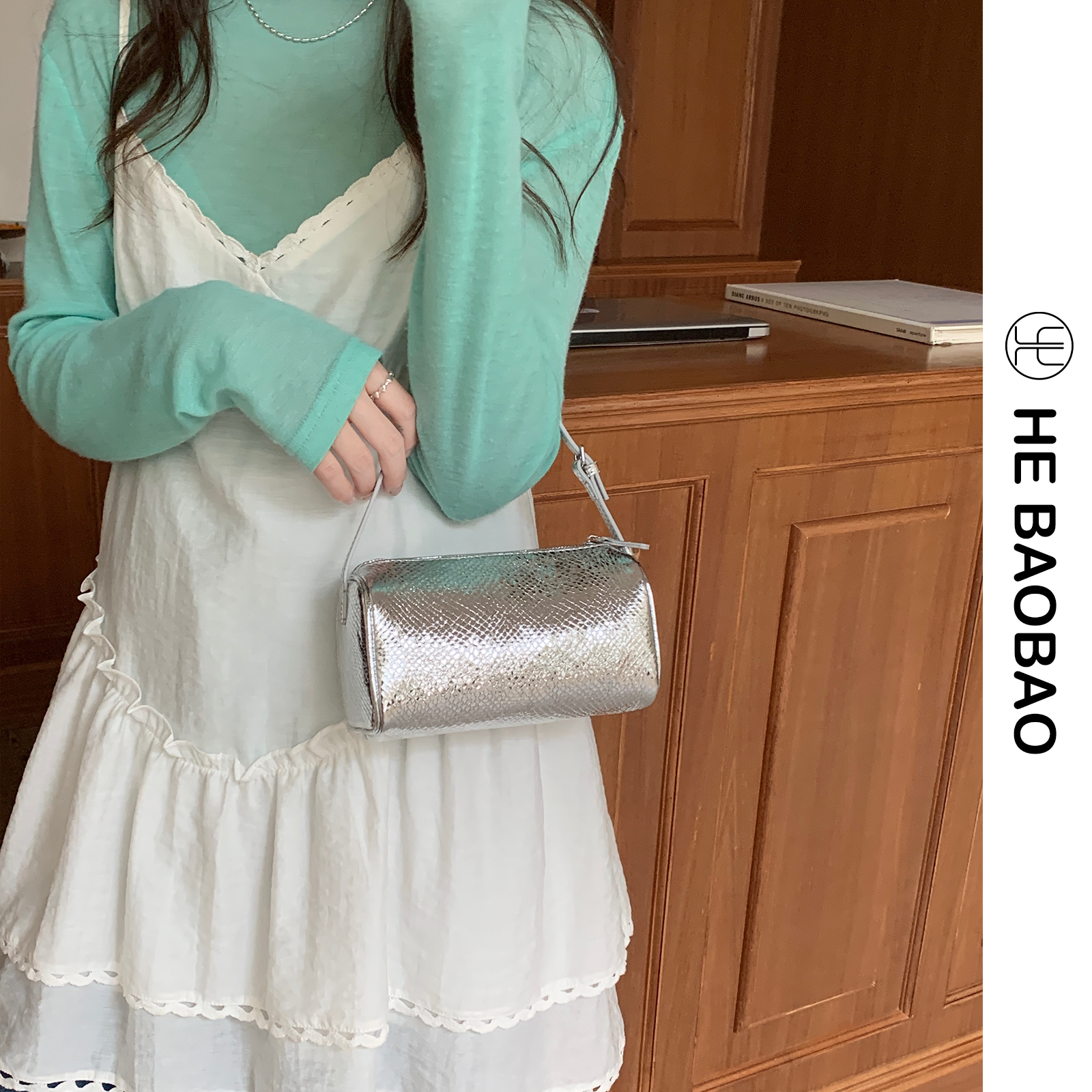 HE BAOBAO新品植鞣羊皮蛇纹圆筒小包2026春夏新款手拎女包笔筒包