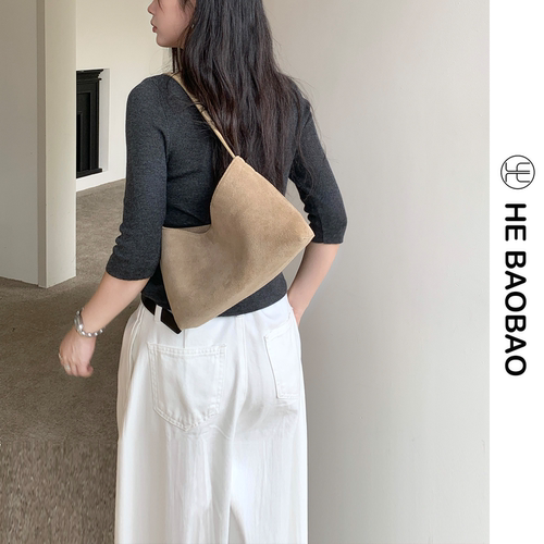 HE BAOBAO×HEJMASI 秋冬新款2026新品磨砂牛皮单肩腋下hobo女包