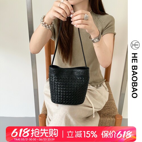 HE BAOBAO新品蛇纹羊皮编织水桶包2026春夏新款手拎女包斜挎小包