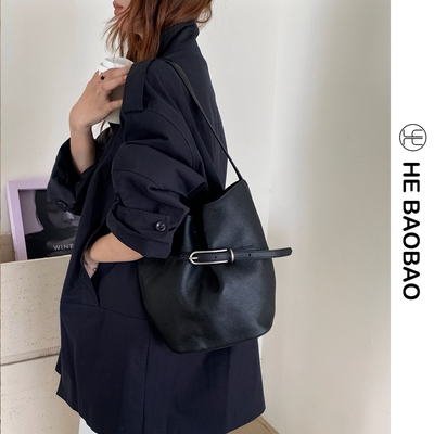 HE BAOBAO新品百搭水桶包2026春夏上新头层牛皮单肩斜挎通勤女包