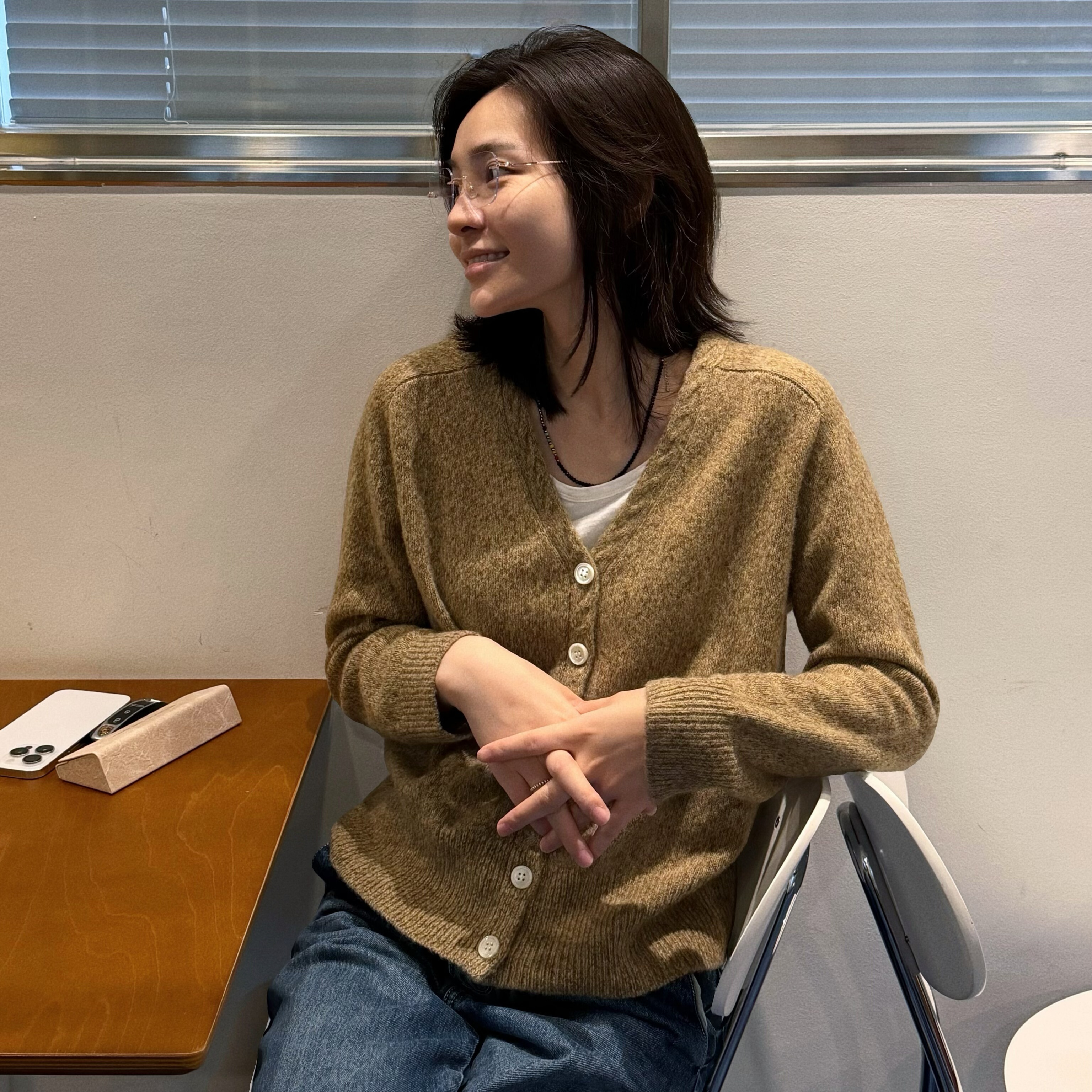 矜贵花纱金驼羊毛＋羊绒连扣正肩V领毛衣