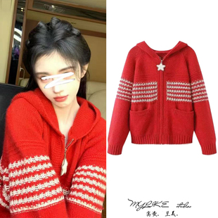 明星同款多巴胺风红色毛衣条纹连帽针织开衫女宽松高级感休闲外套