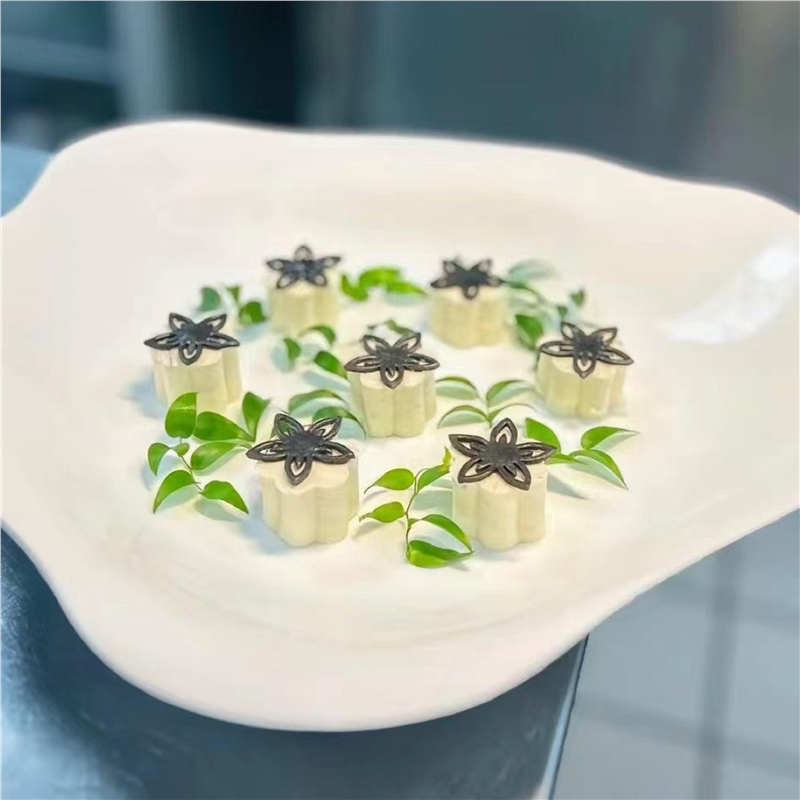 可食用迷你镂空薄脆黑色小花芯蜂窝网五瓣花百搭冷菜饼干点缀装盘