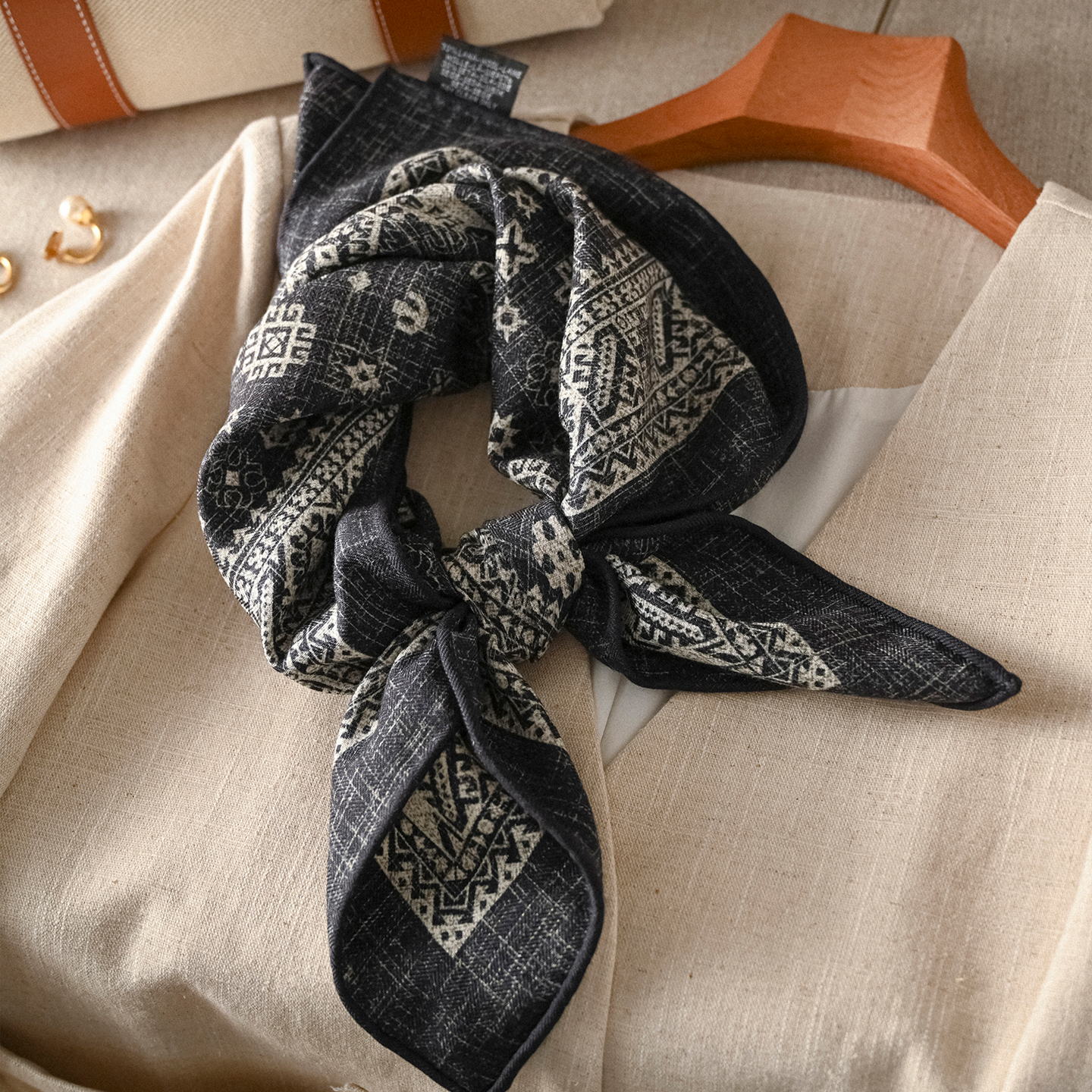 黑色真丝羊毛围巾女2025新款秋季冬薄羊绒小方巾高级感系脖子护颈