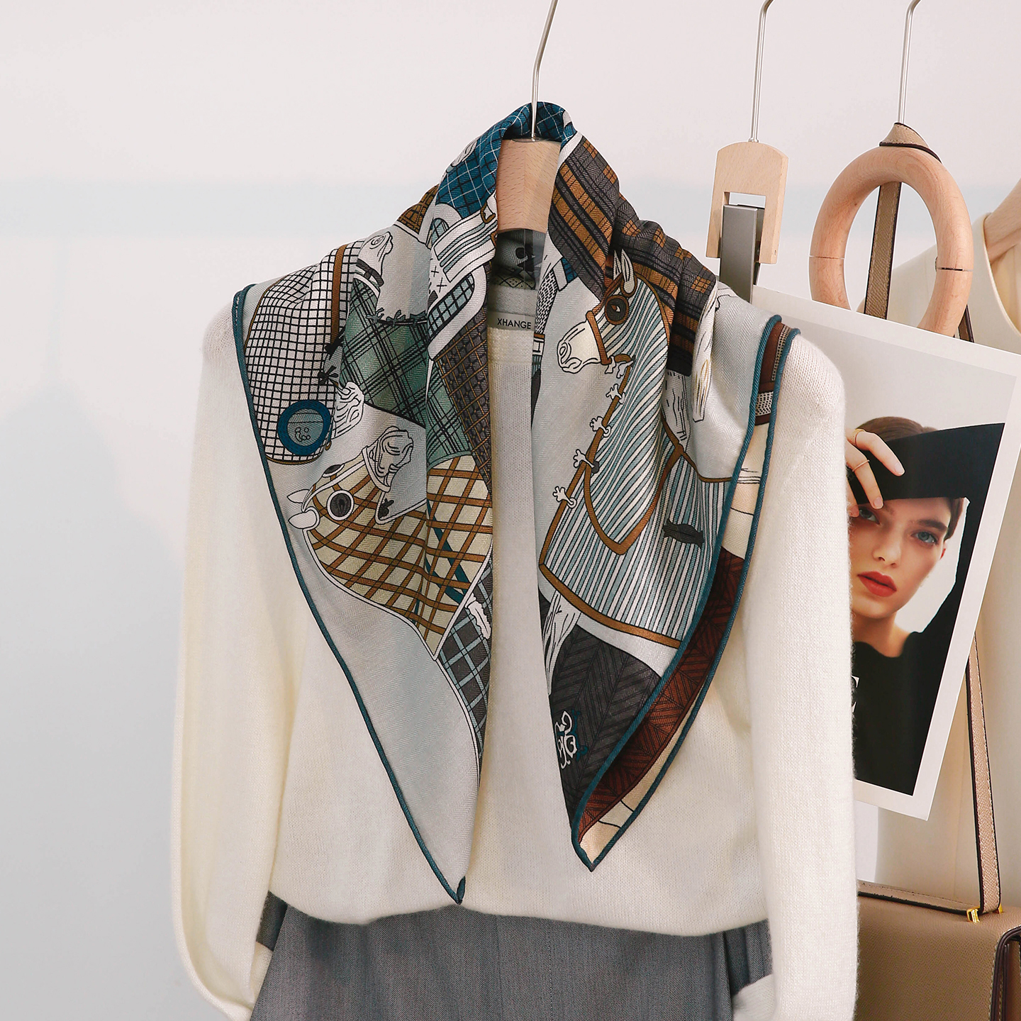 真丝羊毛围巾丝巾女2025新款秋季冬羊绒小方巾三角系脖子高级感薄