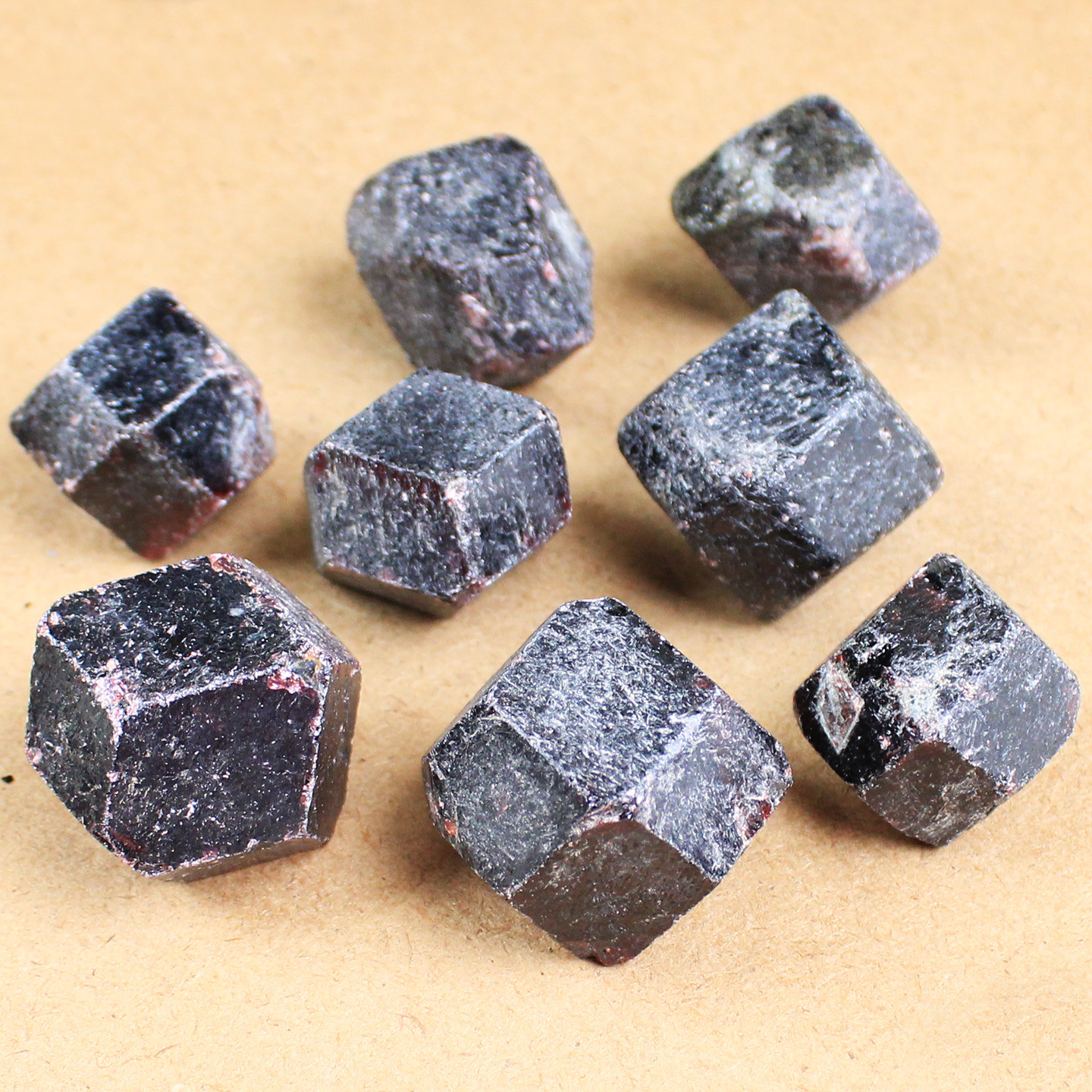 如鸿天然石榴石原石酒红水晶矿物标本石大颗鱼缸装饰造景石头摆件