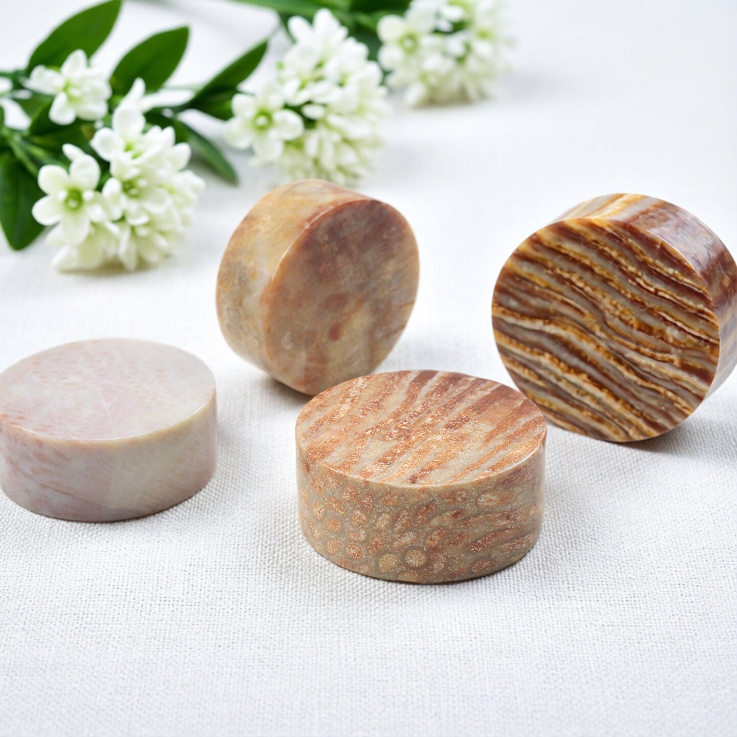 如鸿天然水晶原石圆形片状石头珊瑚玉化石把玩件加厚茶杯垫片支架