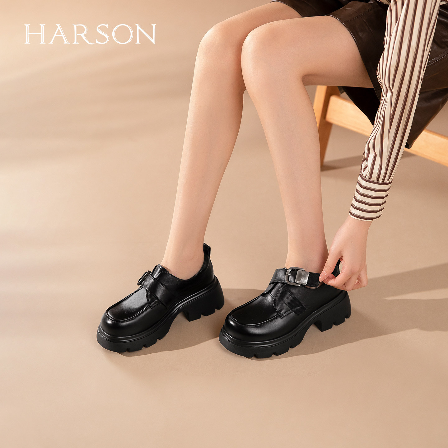 哈森学院风圆头厚底乐福鞋金属饰扣魔术贴单鞋2026新款HWS26
