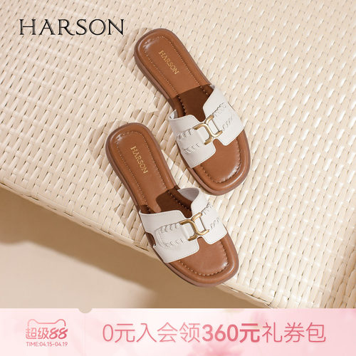 哈森休闲风露趾平跟一字拖鞋时尚金属扣饰拖鞋2026夏新款HM262805