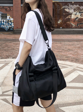 新款防水运动单肩斜挎手提女包大容量耐磨旅行包健身包行李背包潮