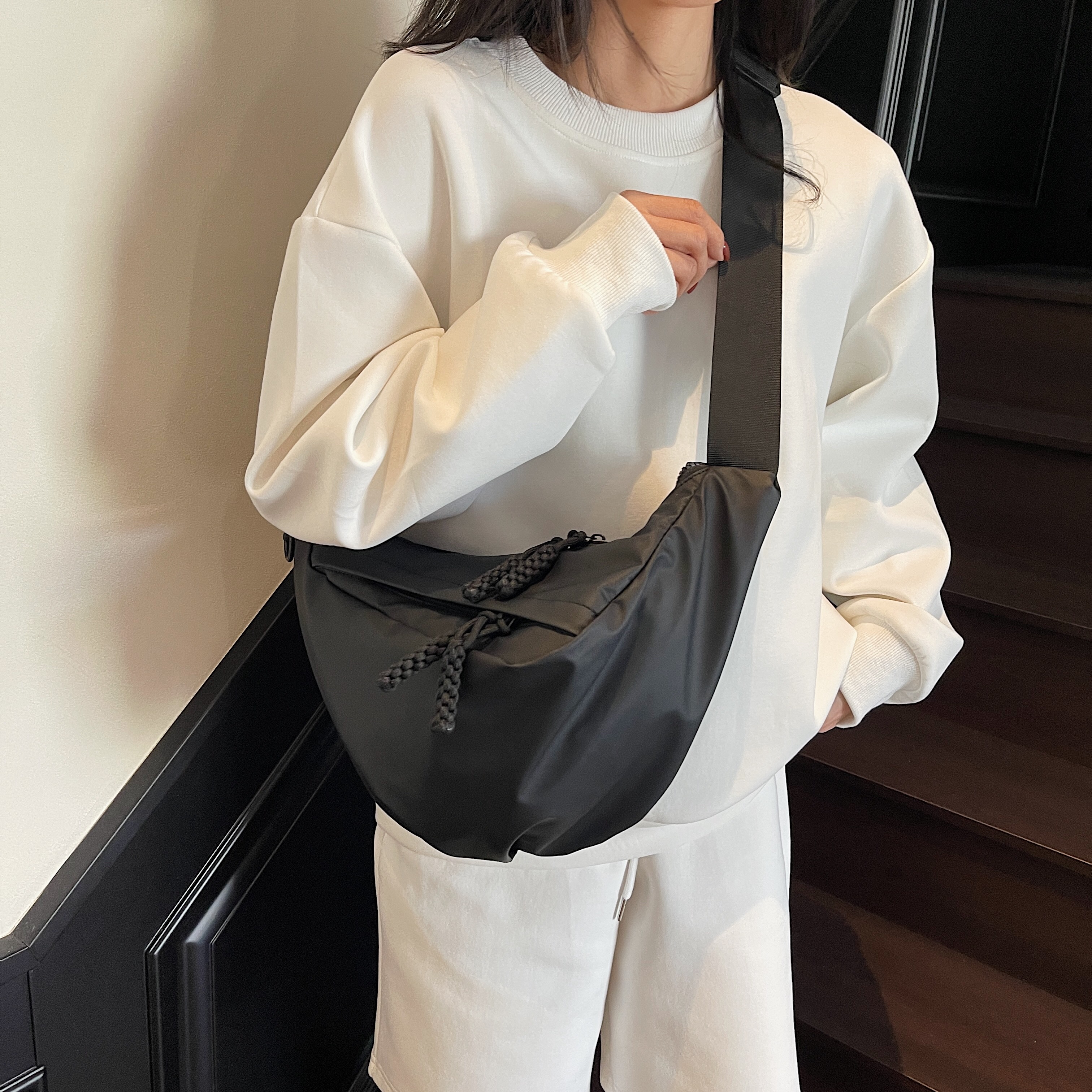 男女通用户外防水饺子单肩斜挎包