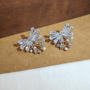 旭平时尚轻奢淡人气质小众设计冷淡风优雅穿搭搭配烟花耳钉耳饰