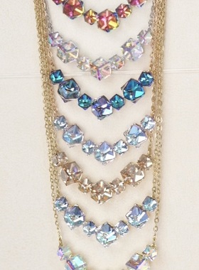 旭平合金仿水晶七颗方糖项链角度不同显示颜色不同