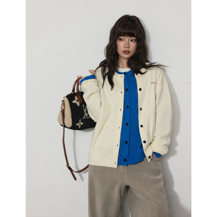 宽松百搭 胸前字母刺绣圆领单排扣针织小衫 蕾蕾 无法拒绝