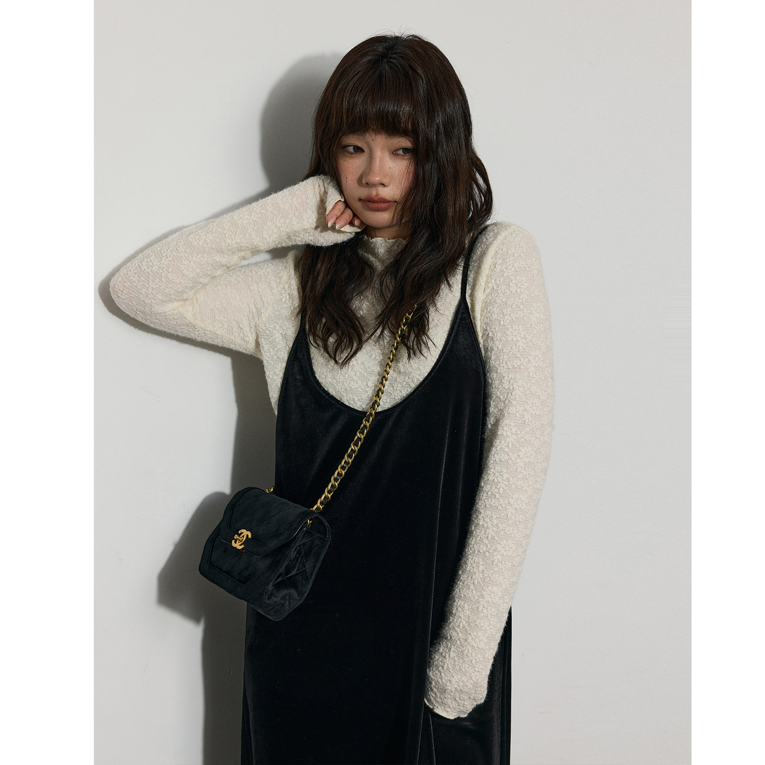 蕾蕾【恋爱方程式】立体感纯色蕾丝上衣+大U领吊带丝绒连衣裙