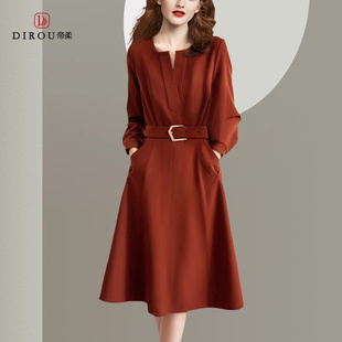 帝柔橘红色连衣裙2026春季新品套头高腰休闲腰带简约大码显瘦通勤