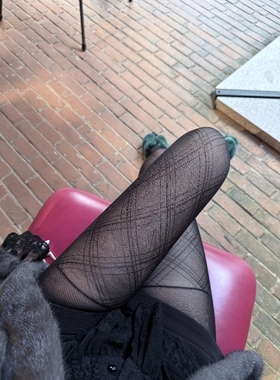 菱格丝袜真jue呀！这透肉丝袜能搭配我所有气质短裙~小设计吼美！