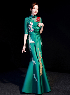 紫缘萱宴会晚礼服长款绿色鱼尾模特团队走秀旗袍表演出服高端优雅