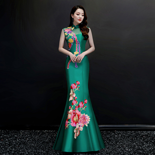 紫缘萱中国风宴会晚礼服绿色刺绣鱼尾旗袍模特走秀团队演出服修身