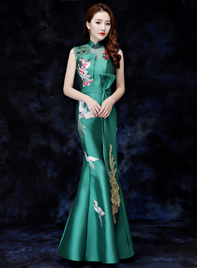 中式晚礼服绿色长款鱼尾旗袍模特团队走秀演出服修身气质年会主持