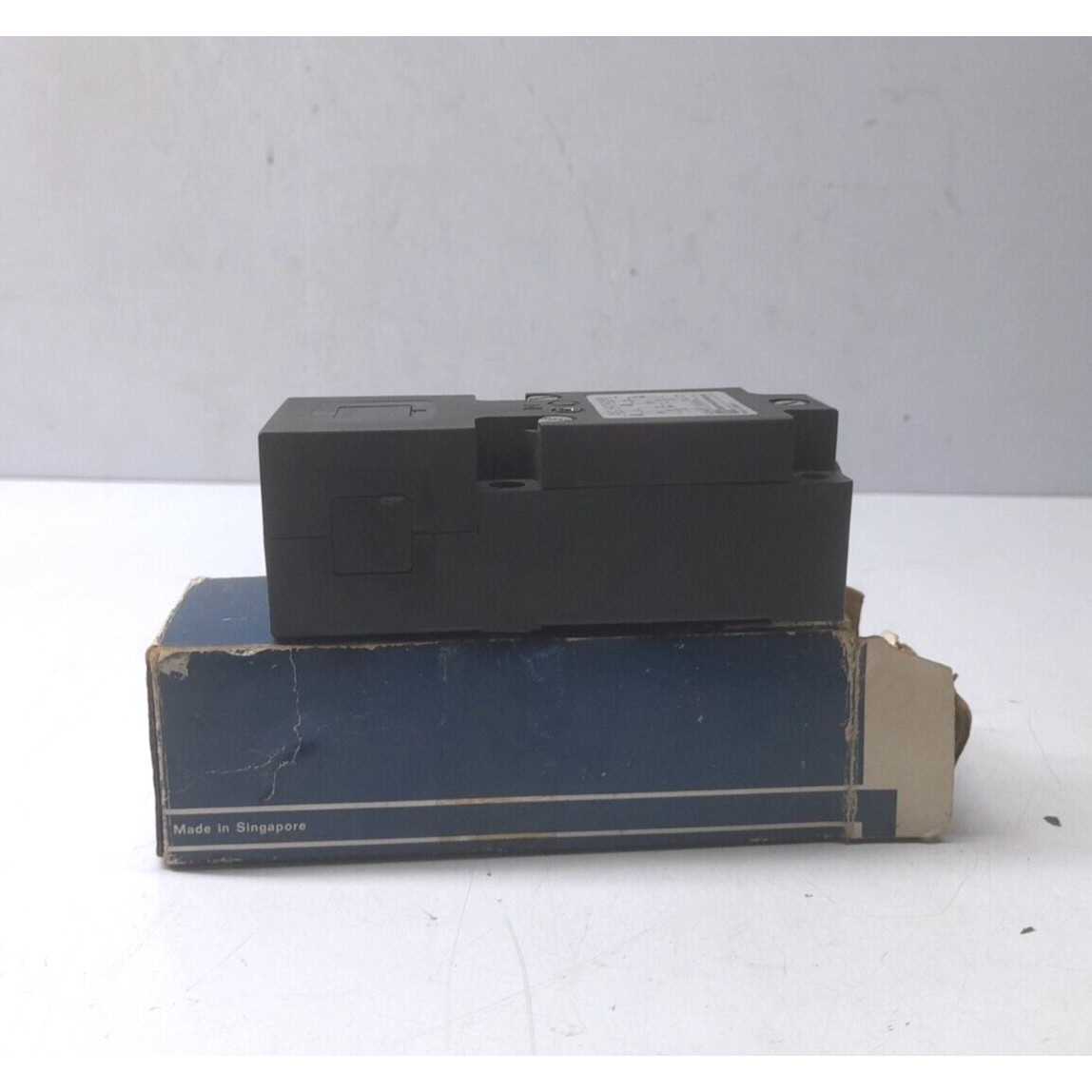 Telemecanique XSC-A200519 Proximity Switch 24/240V 50/60Hz