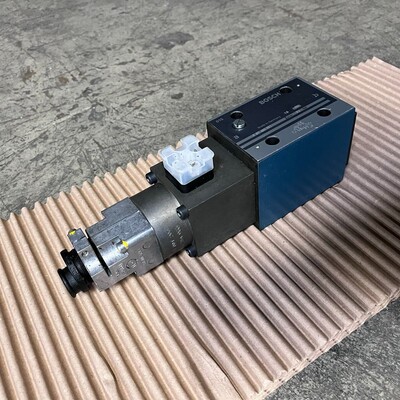 1x Bosch Rexroth 0811403002 4/2-Wege-Proportional-Hydraulikv