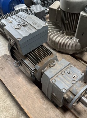 1x SEW-Eurodrive RF47 DRS100LC4/MM40 01.1741278801.0001.11 G