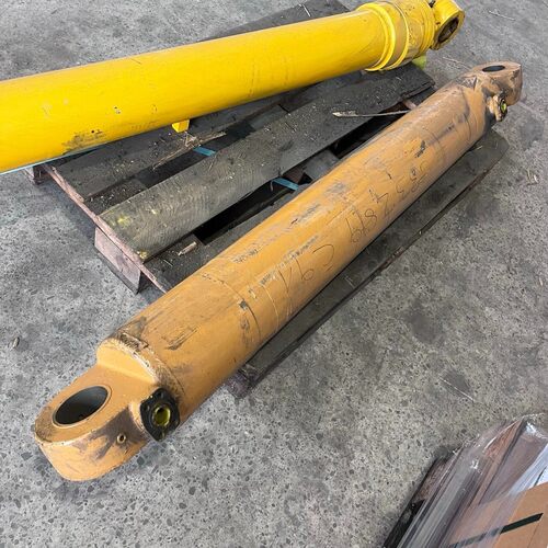 Kubota Hydraulikzylinder Auge-Auge=153cm Hub≈110cm Au?en?=1