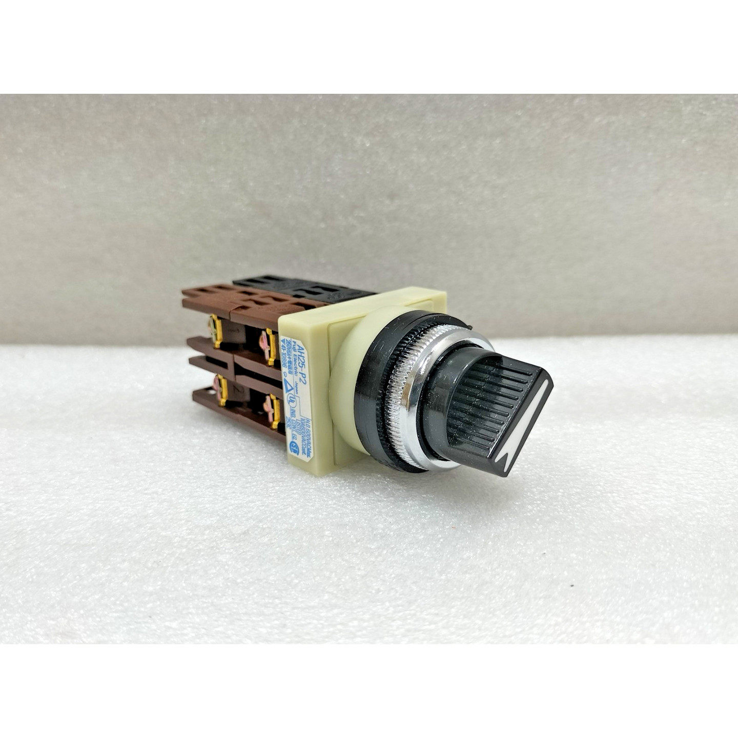 富士电气AH25命令开关AH25-P2B22,250V-6A