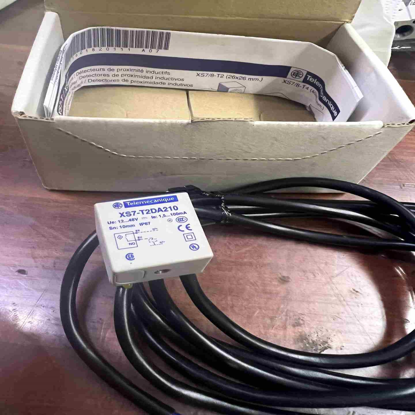 施耐德XS7T2DA210  电感式接近开关  工程议价