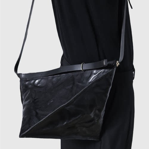 暗黑先锋45°牛皮口金包