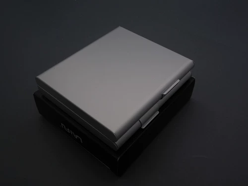 Двадцатилетняя мужская алюминиевая сигаретная коробка Ultra -Thin Creative Personality Flip и портативная настройка сигарет