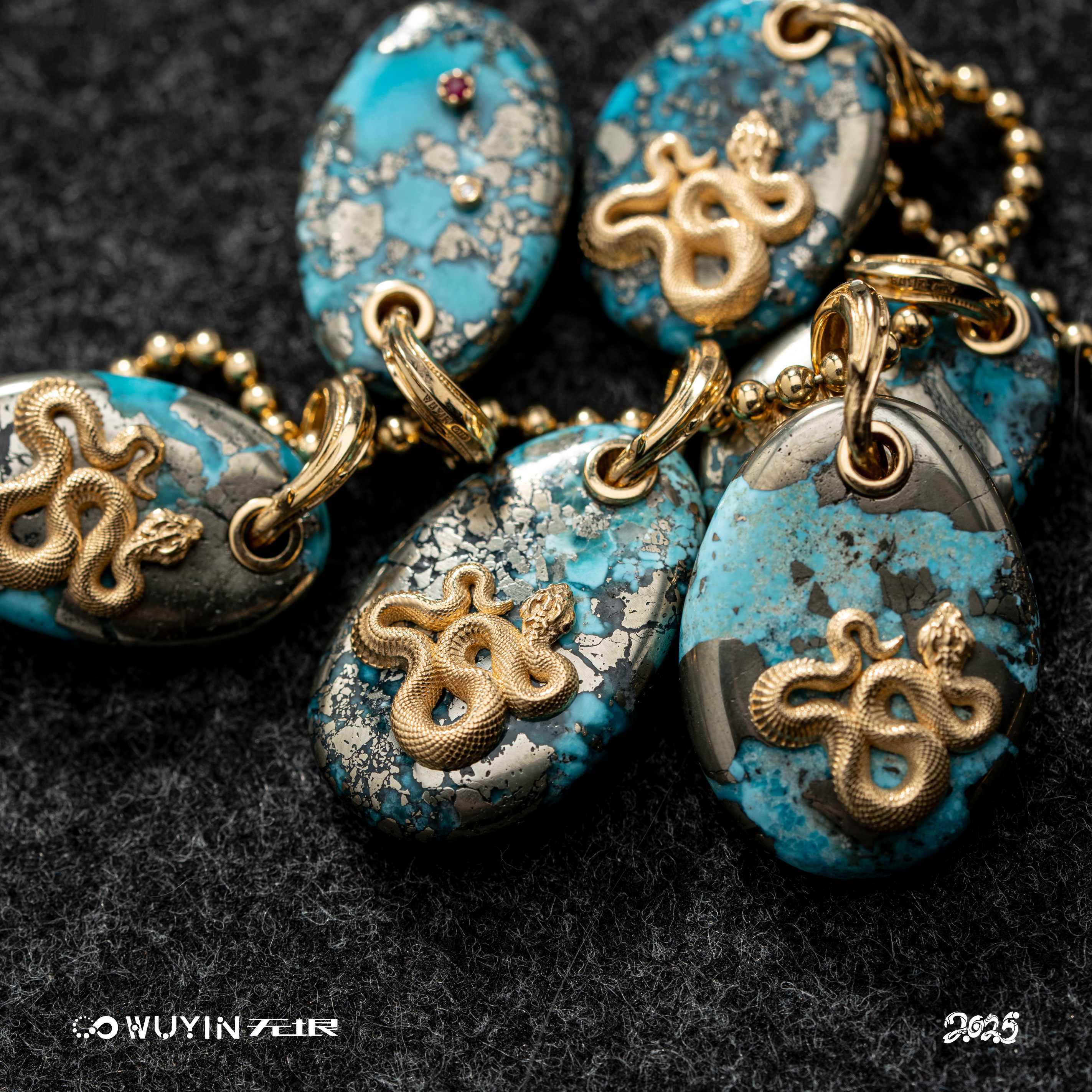 无垠银斑松石蛇牌吊坠18K金