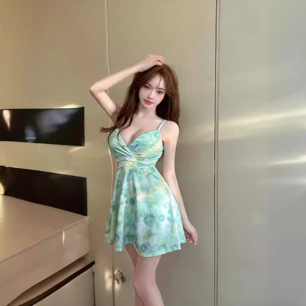 性感印花吊带大摆连衣裙女2026新款夏季修身显瘦收腰纯欲风短裙子