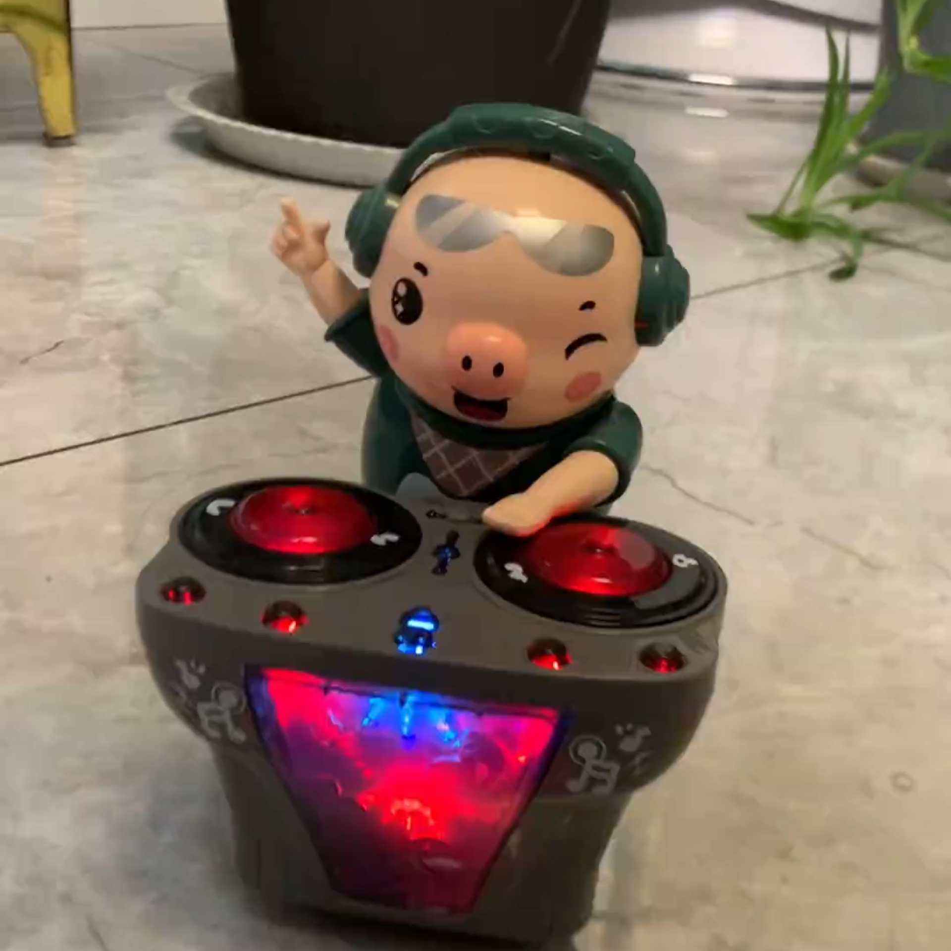哄娃神器小猪玩具儿童DJ玩具电动DJ打碟小猪摇摆吧台炫彩灯光