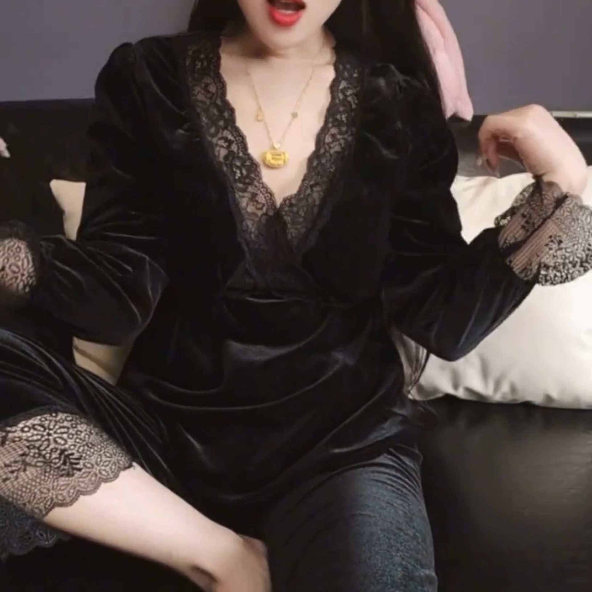 金丝绒纯欲女睡衣两件套家居服性感风带胸垫黑色白色睡裙睡袍
