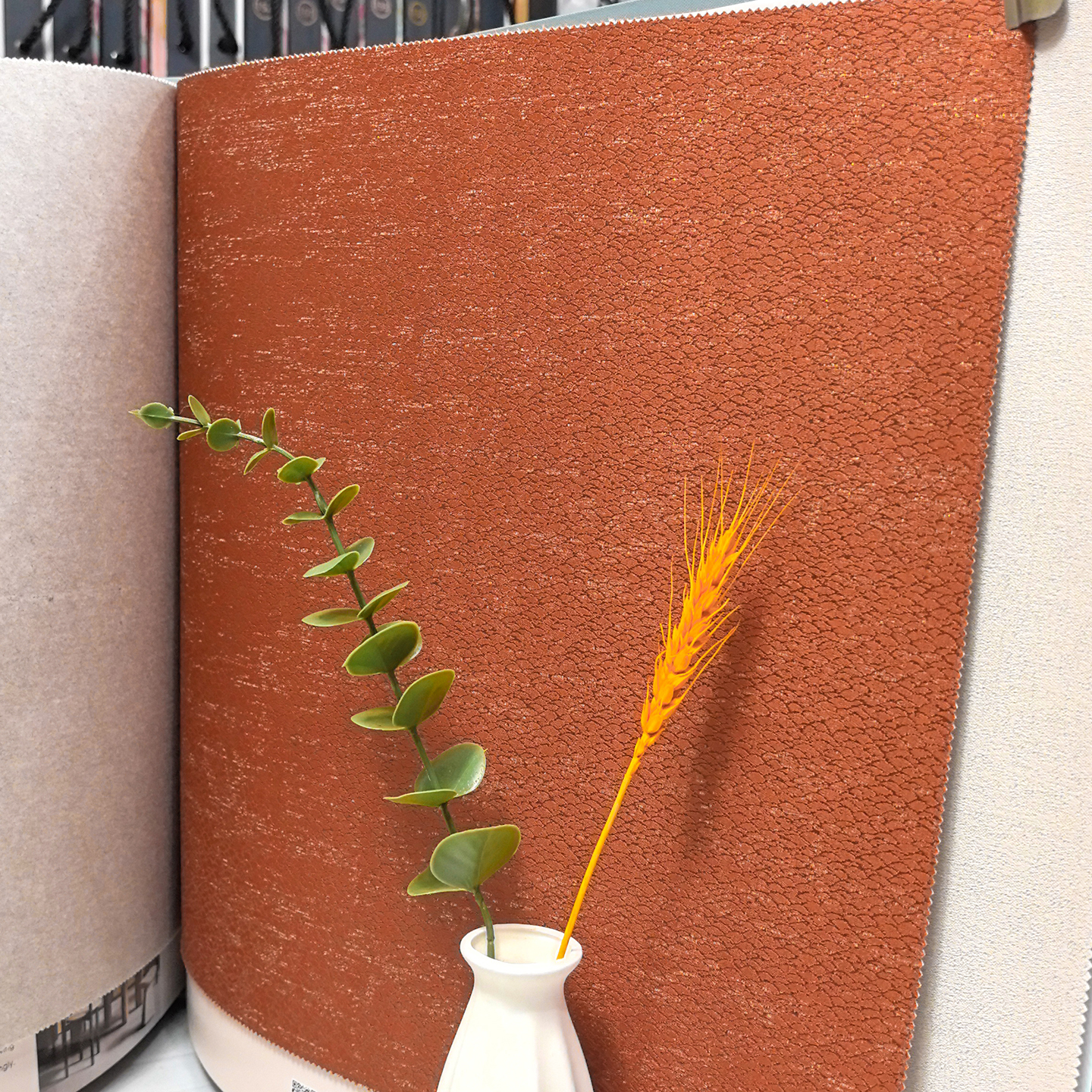 砖红色细碎金丝线鱼鳞纹提花墙布